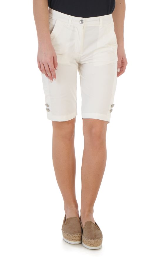 Bermudas con botones plateados
