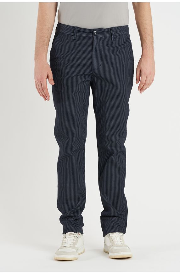 Pantaloni uomo modello chino
