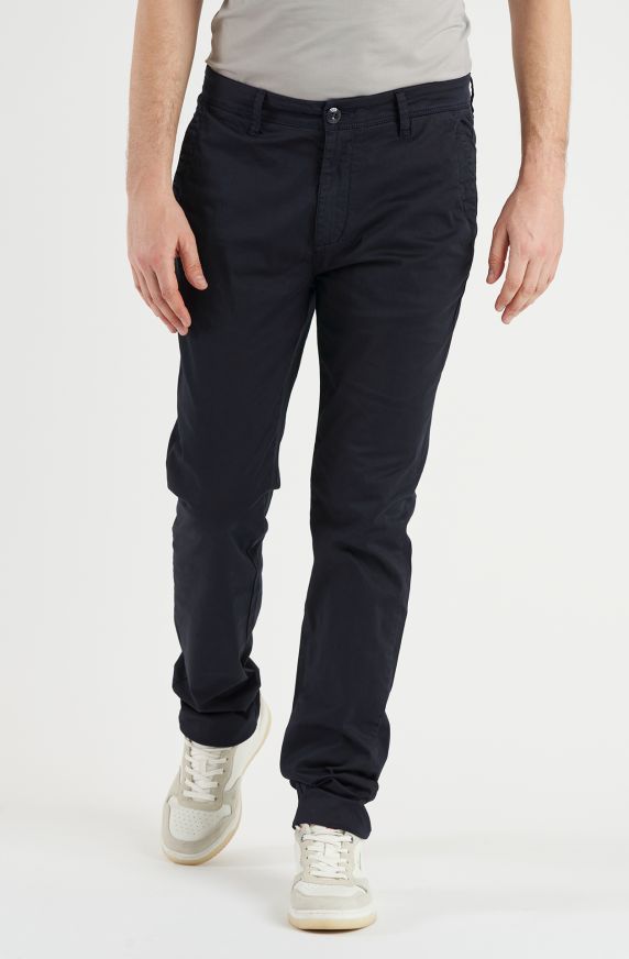 Pantaloni uomo modello chino