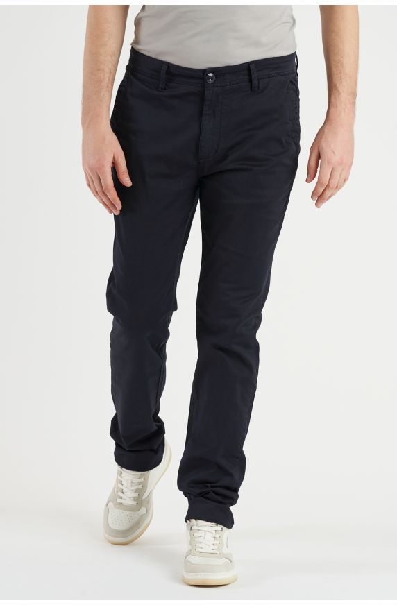Pantaloni uomo modello chino