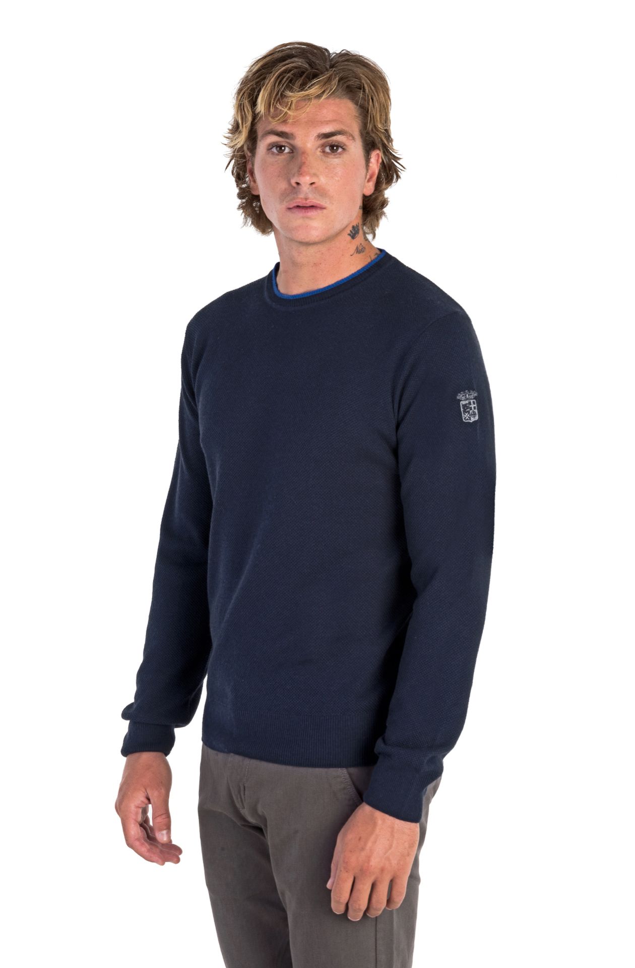 SHIRT UM DEN HALS