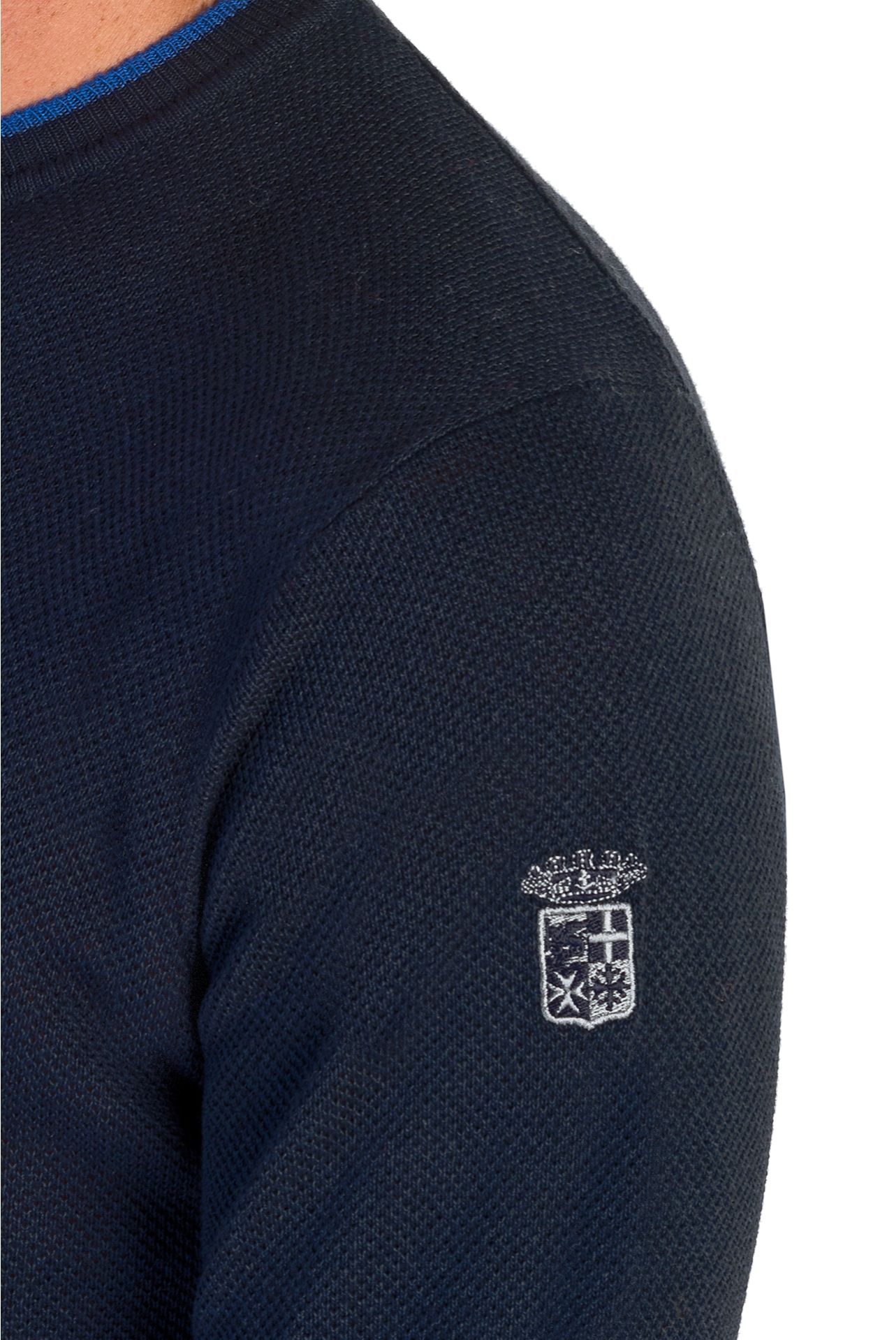 SHIRT UM DEN HALS