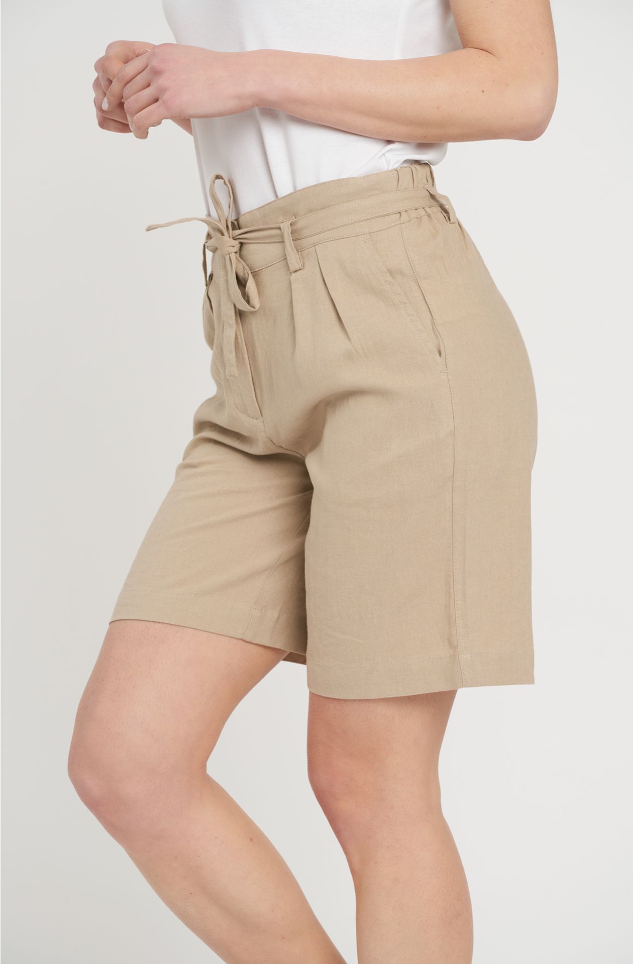 Bermuda model with pleats