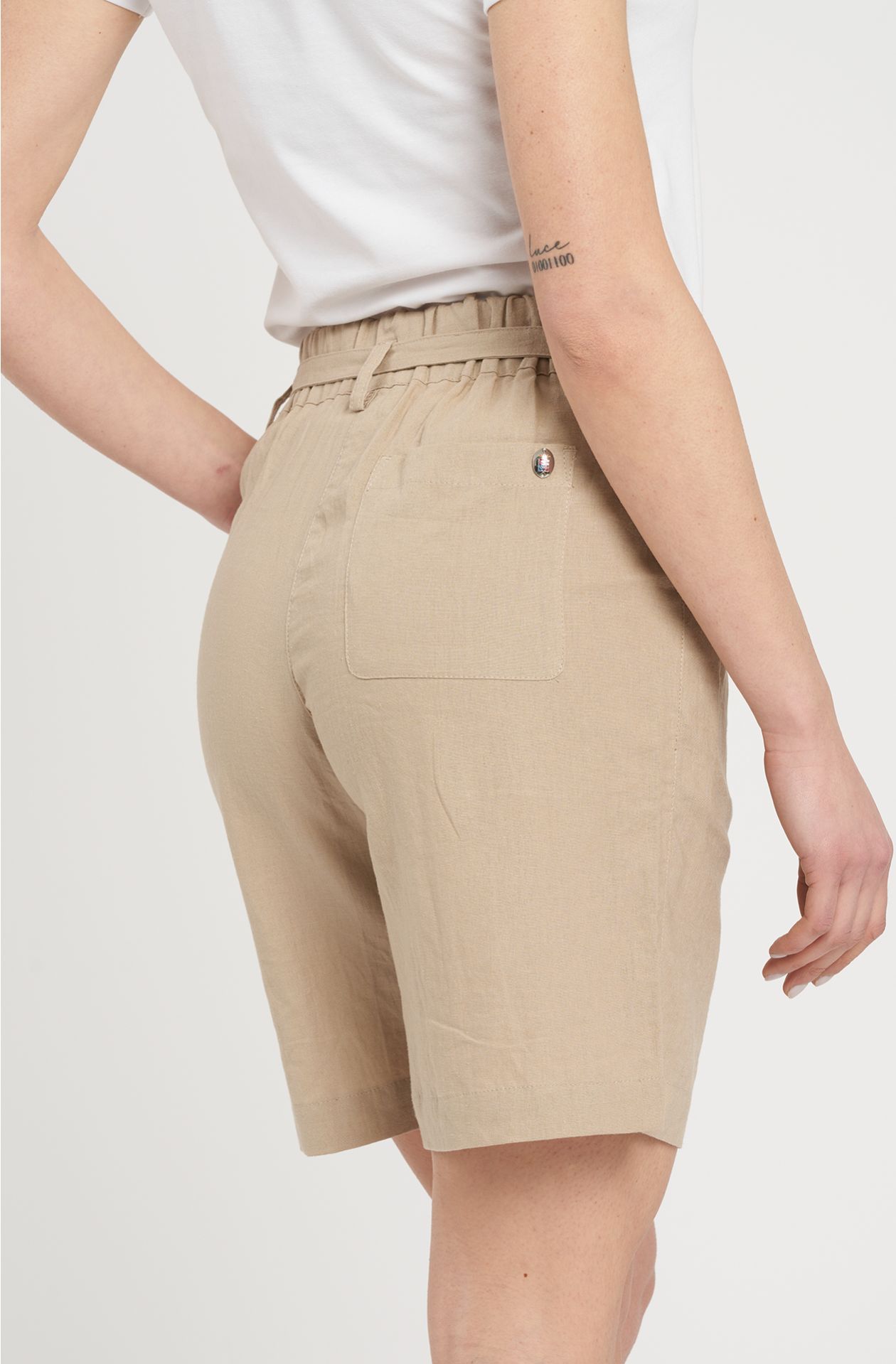 Bermuda model with pleats