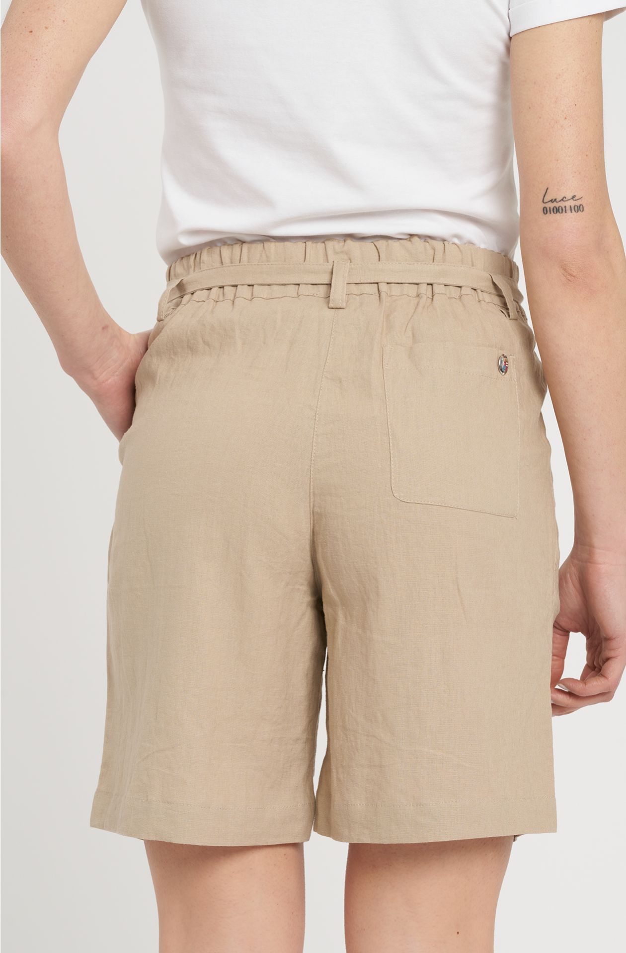 Bermuda model with pleats