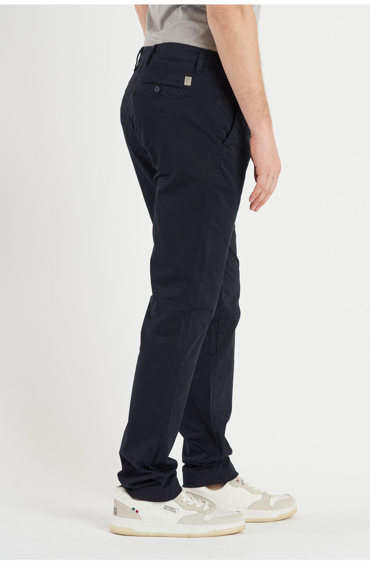 Pantaloni uomo modello chino