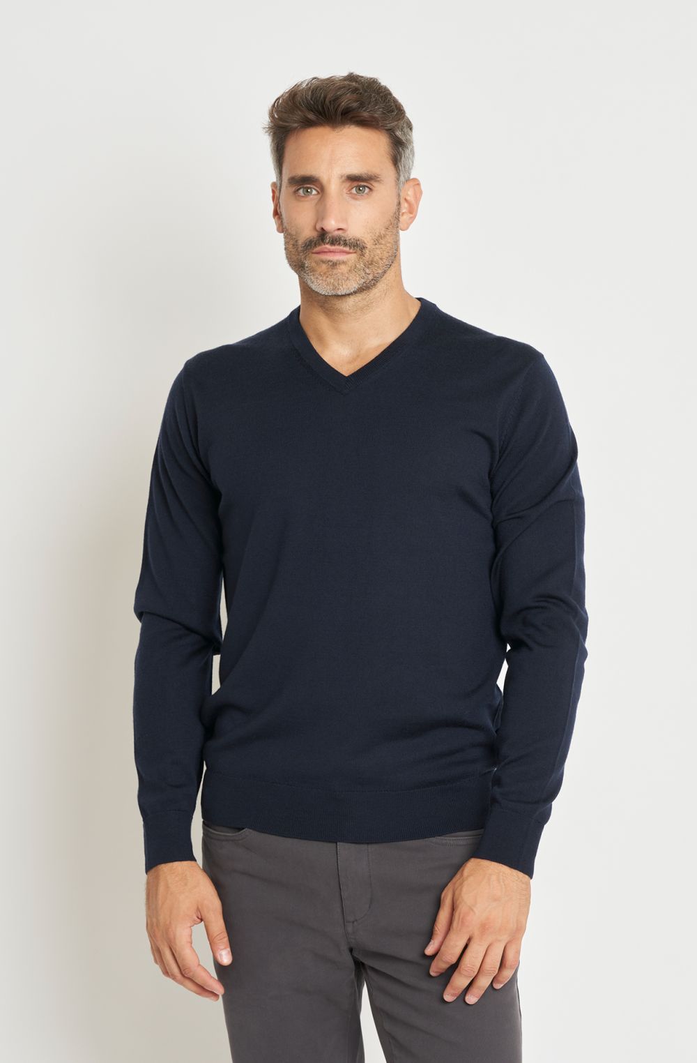 Maglia scollo a V uomo Essential in pura lana