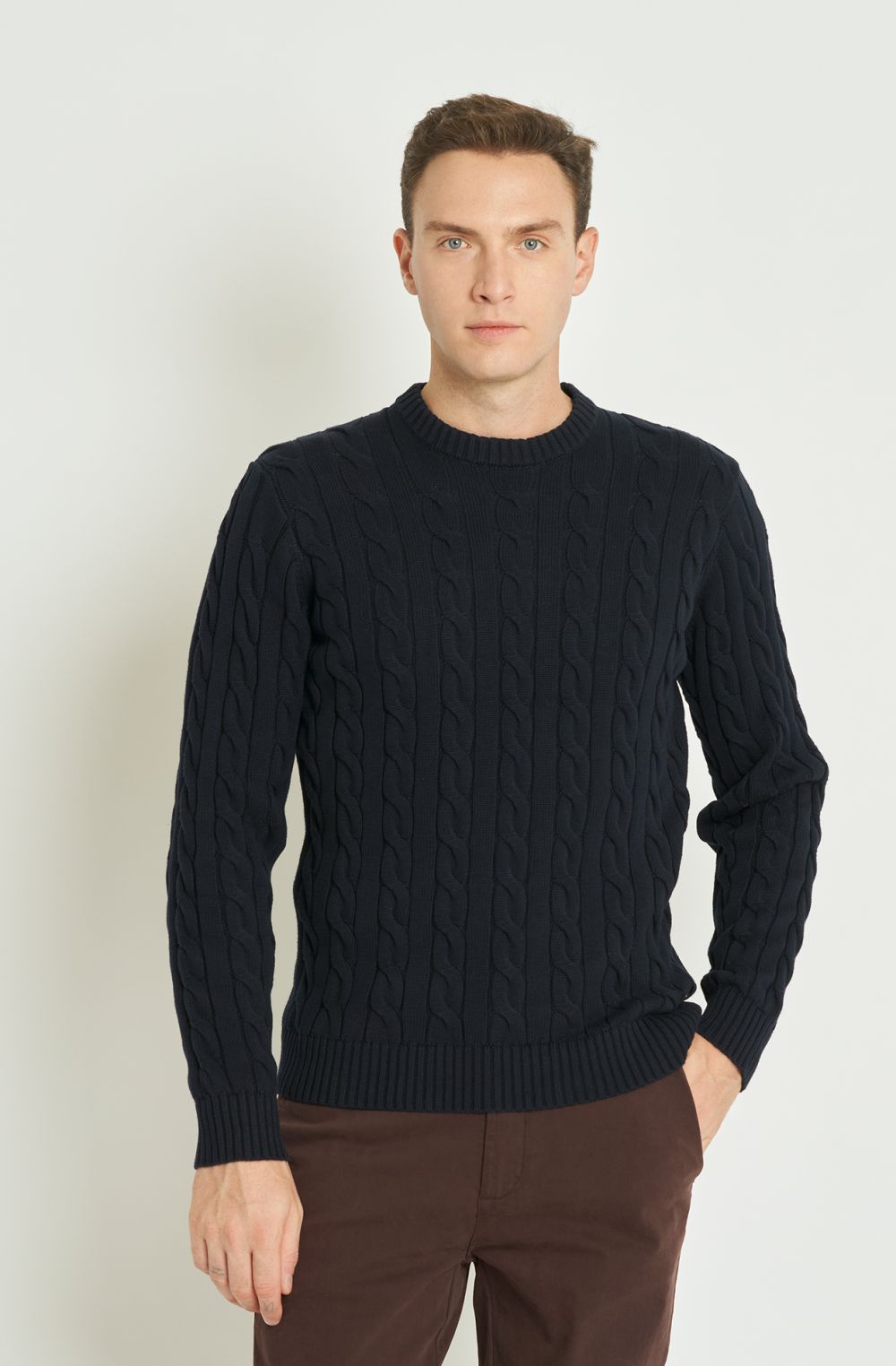 Maglia girocollo uomo con lavorazione a trecce